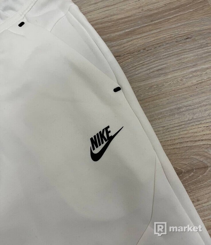 Nike tech fleece white