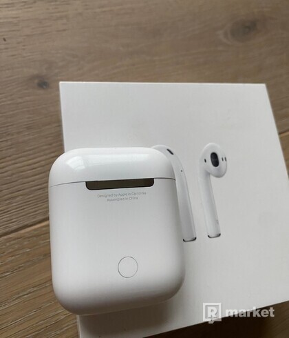 Apple airpods charging case