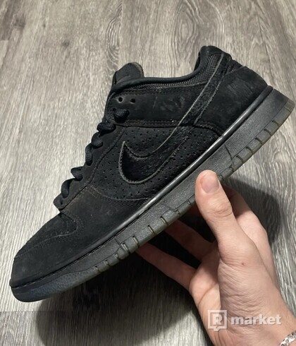 Nike dunk low undefeated